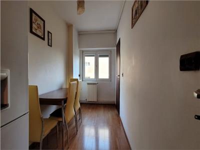 Vanzare apartament 3 camere spatios in Ploiesti, zona centrala, priveliste excelenta